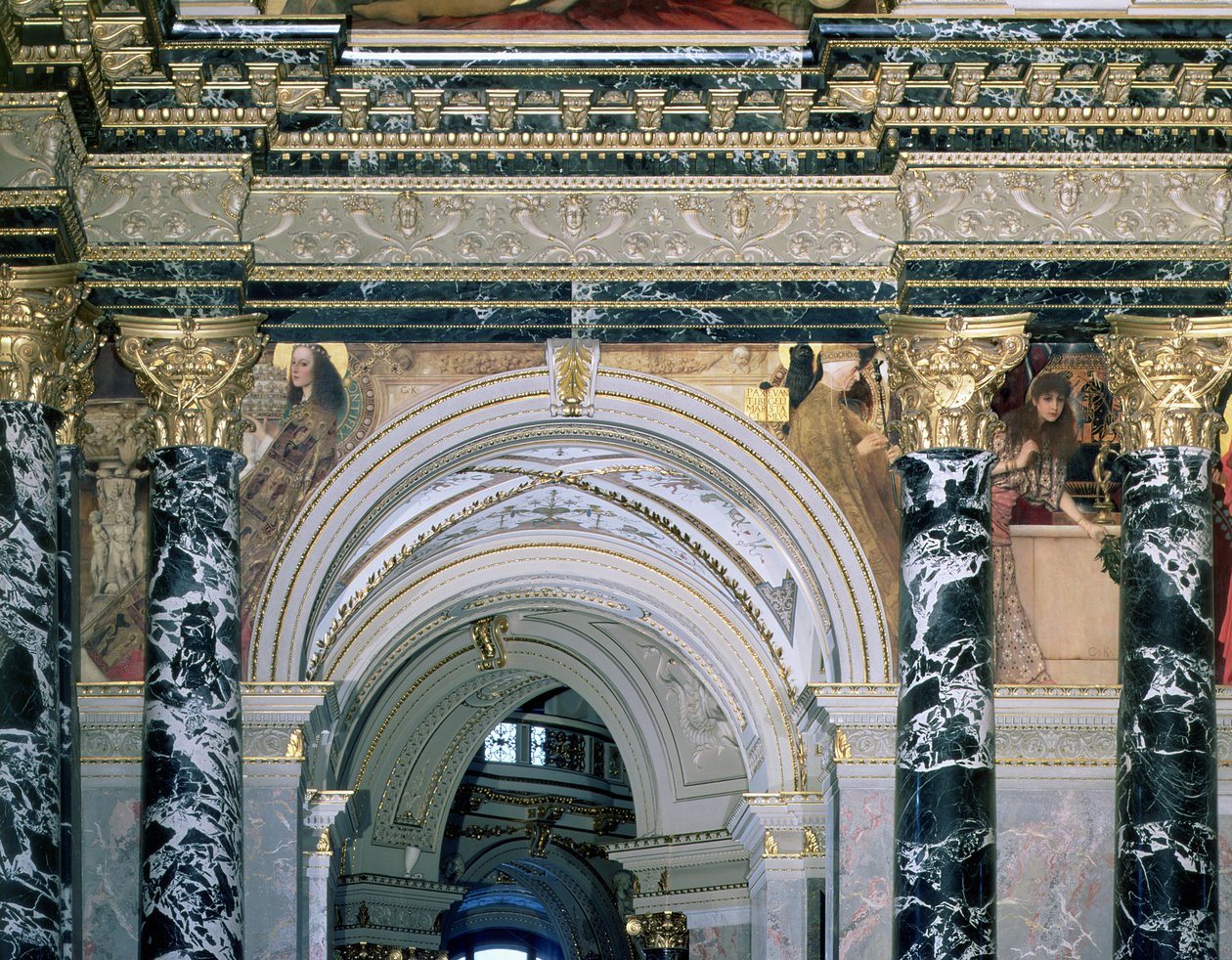 Interiér Kunsthistorisches Museum, Vídeň, s podloubím a výzdobou s parapetem zobrazující postavy představující Řím a Benátky 14. století, 189091 (nástěnná malba) od Gustav Klimt