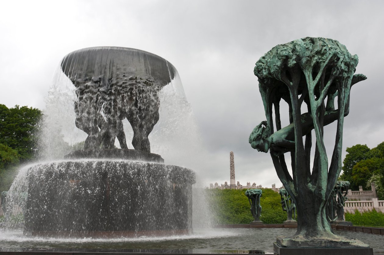 Fontána a socha „Dívka na stromě“ v parku Frogner, Oslo, Norsko (bronz) od Gustav Vigeland