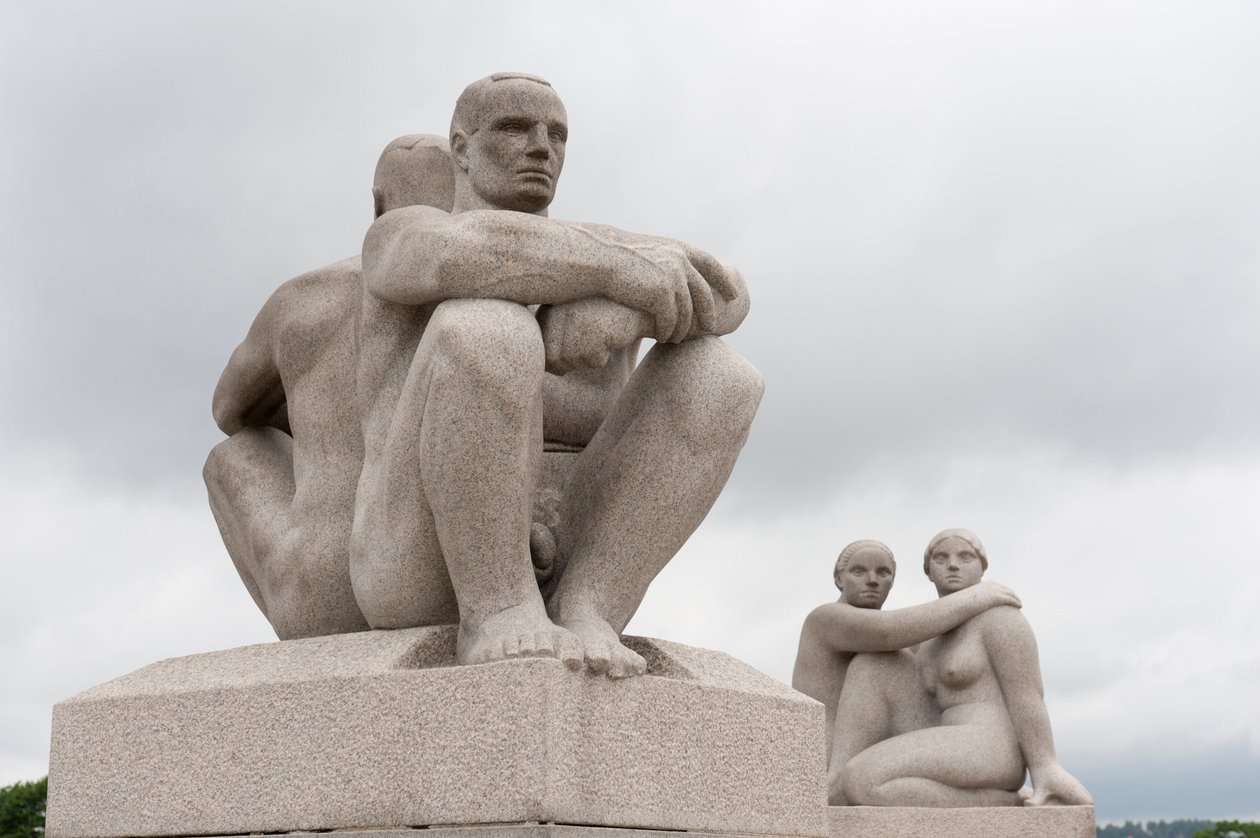 Žulové sochy dvou nahých mužů sedících zády k sobě; socha dvou žen vzadu socha v parku Frogner, Oslo, Norsko (žula) od Gustav Vigeland