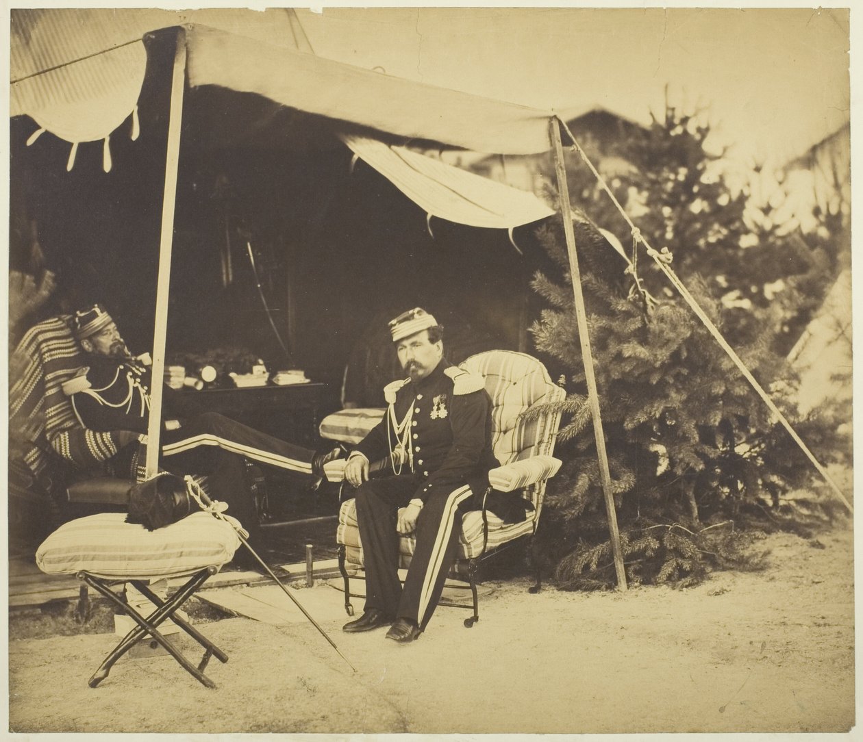 Důstojníci sedící ve stanu, Camp de Châlons od Gustave Le Gray
