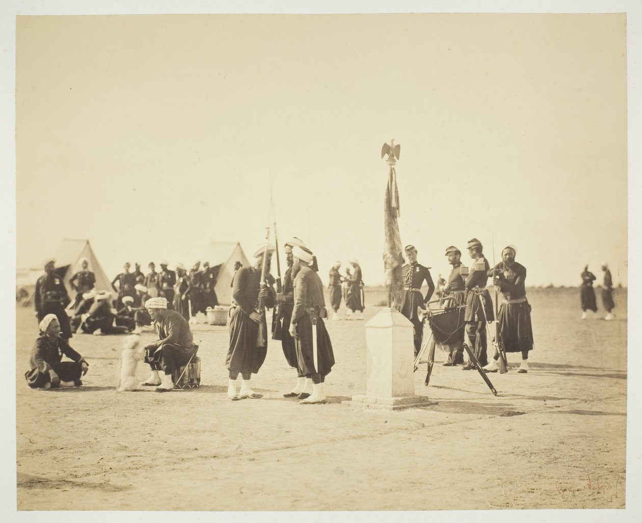 Vztyčená vlajka pluku Zouave, Camp de Châlons od Gustave Le Gray