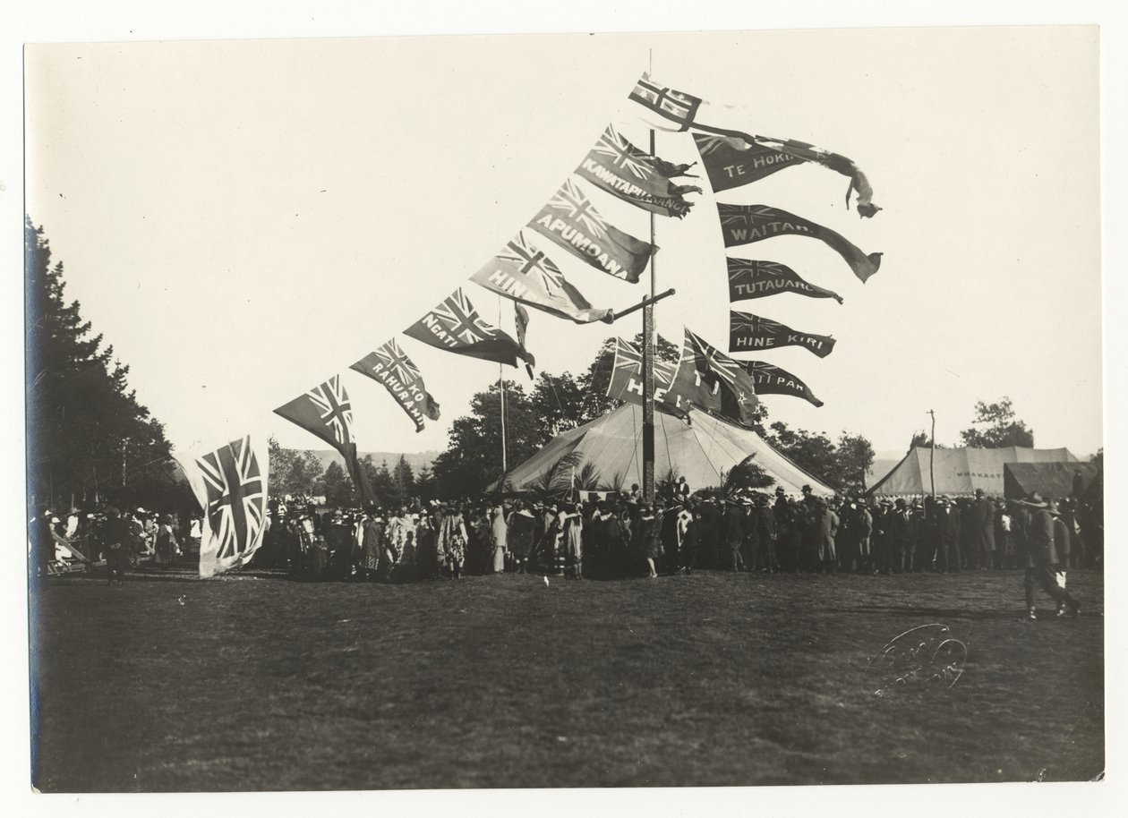 Maorská recepce v parku Arawa, Rotorua, kolem roku 1925 (stříbrný želatinový tisk) od Guy Photo Studio