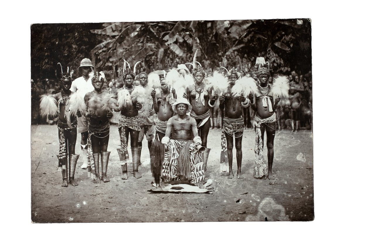 Kamerunský náčelník se svými ženami, Kamerun, kolem roku 1930 (želatinový stříbrný tisk) od H. S. Freeman