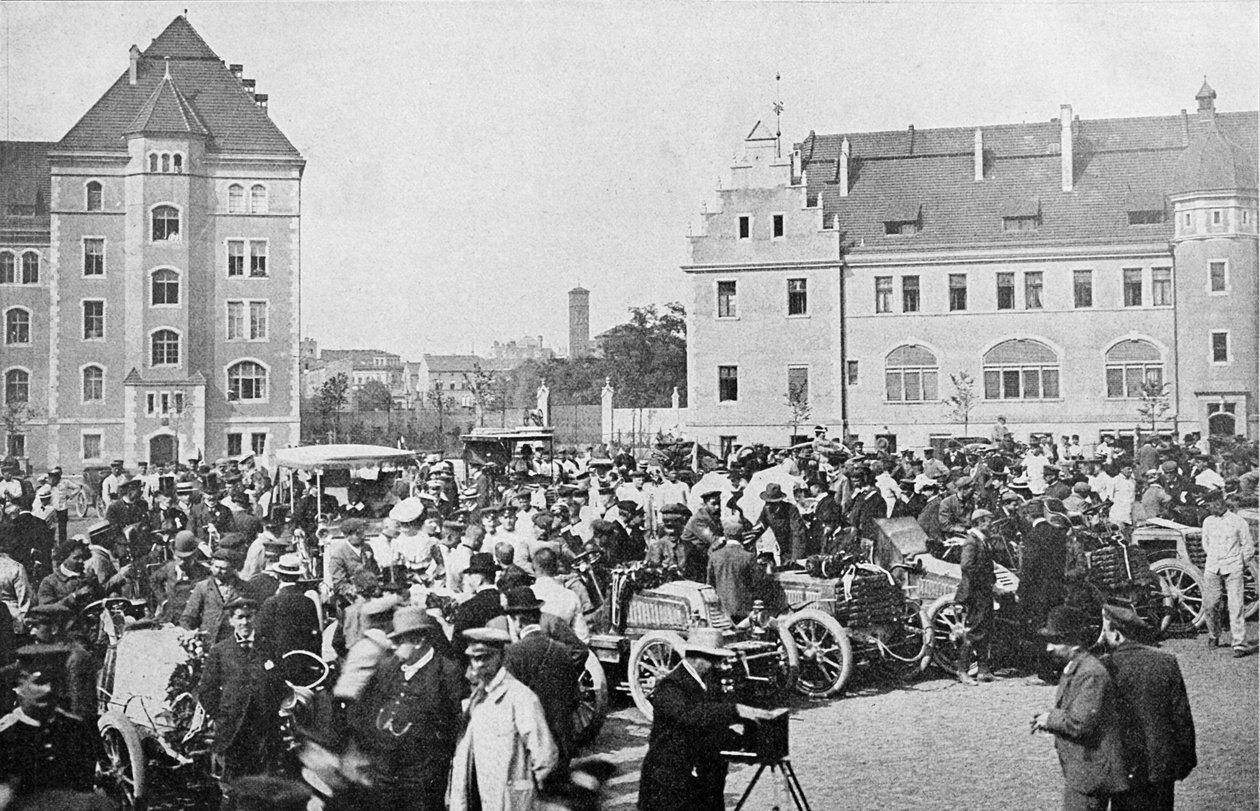 Obrázek automobilové cesty Paříž-Berlín. Instalace vozů na nádvoří Alexander Kaserne v Berlíně od H.Rudolphy