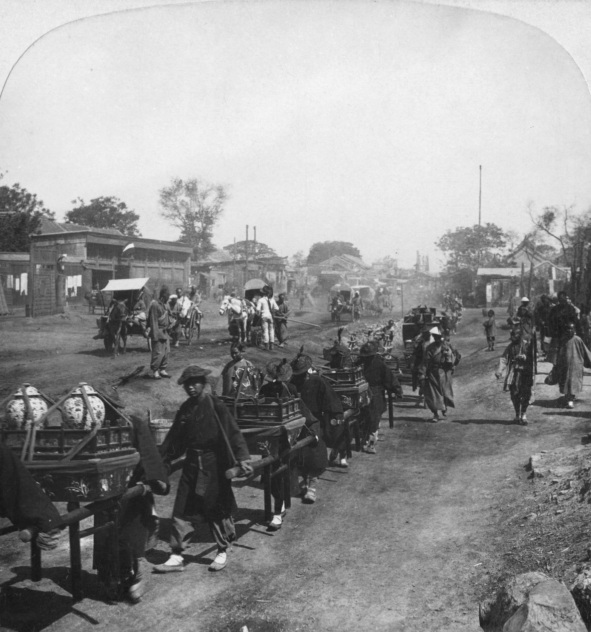 Čínský pohřební průvod, nesoucí jídlo pro zesnulého ducha, Peking Peking, Čína, 1901 od H. C. White