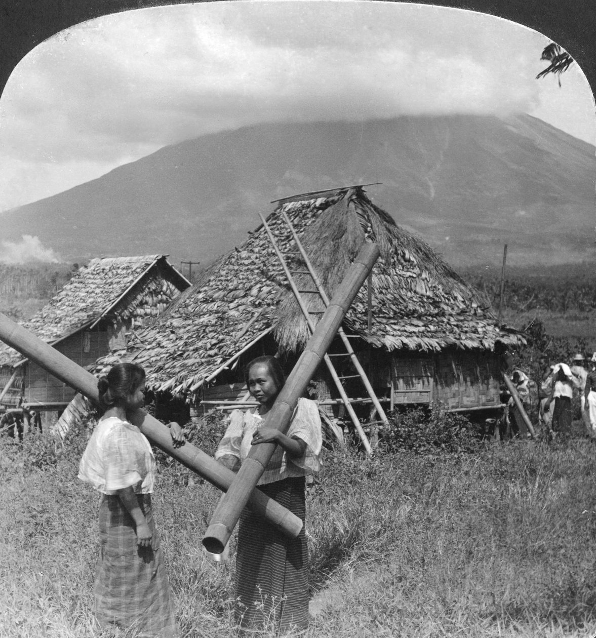 Domorodé dívky se svými vodními nádobami vyrobenými z bambusových šachet, Filipíny, 1907 od H. C. White