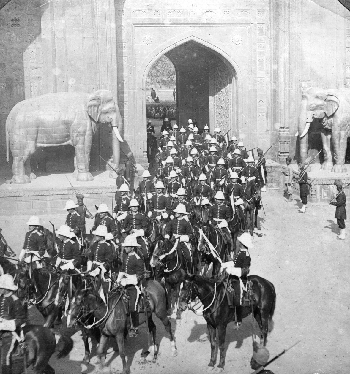 Průvod procházející bránou Dillí, Lahore, Pákistán, 1913. od H. D. Girdwood