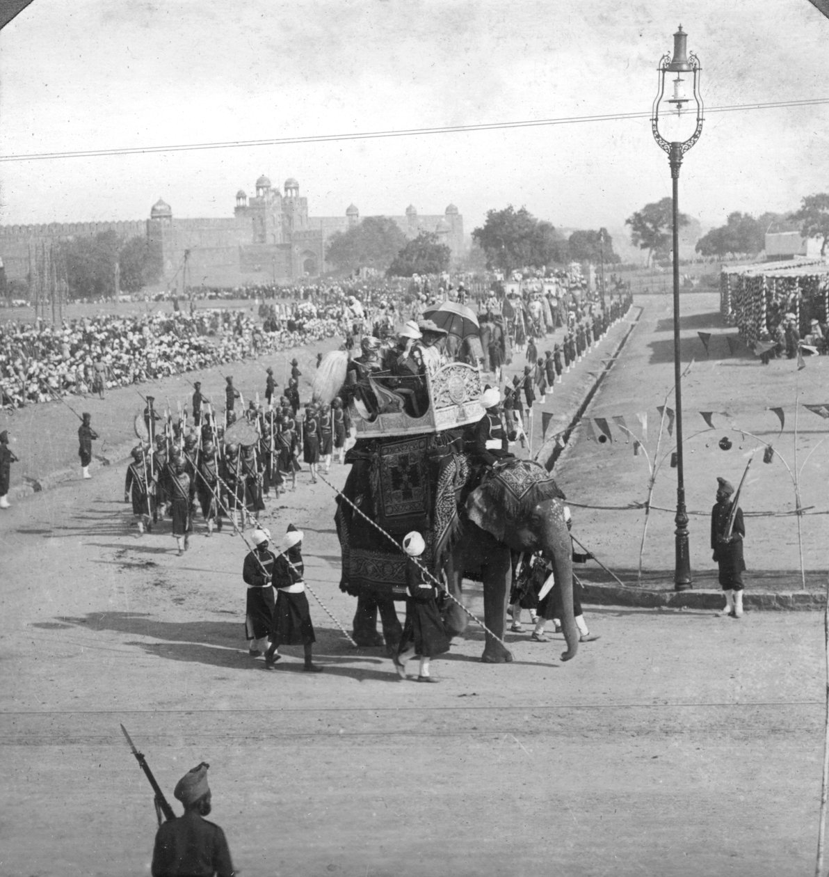 Vládní úředníci ve státním průvodu, Indie, 1913. od H. D. Girdwood