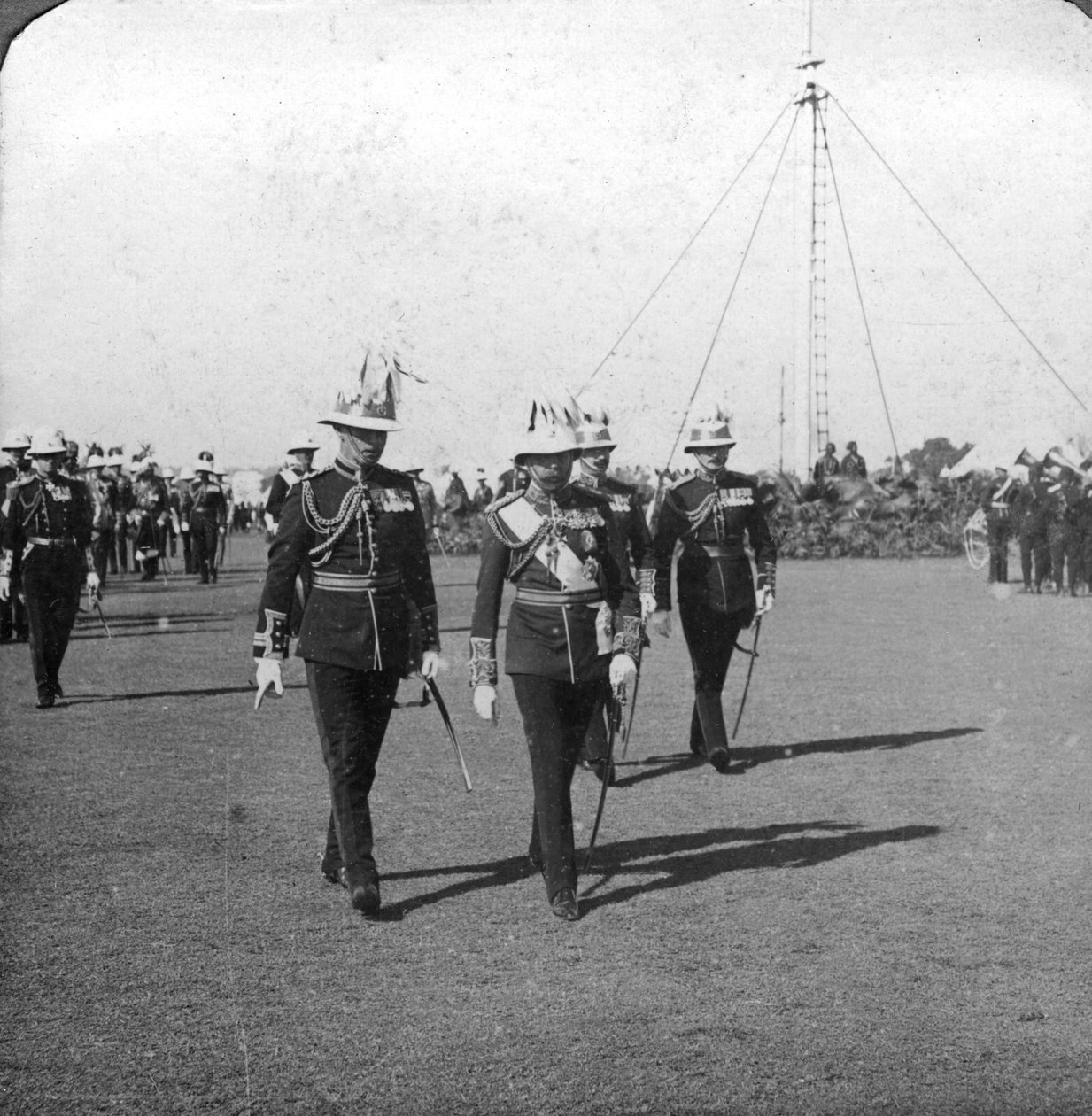 King George V 1865-1936 s brigádním generálem Sirem R Grimstonem, Dillí, Indie, 1912. od H. D. Girdwood