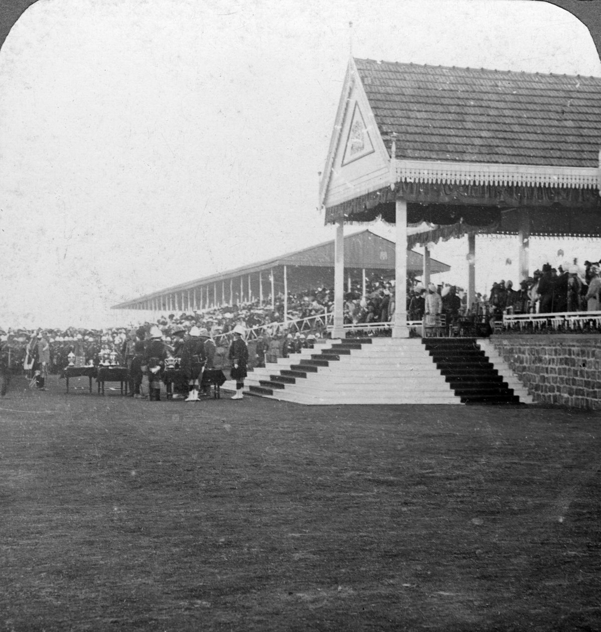 Queen Mary 1867-1953 předávání cen na vojenském turnaji, Dillí, Indie, počátek 20. století. od H. D. Girdwood