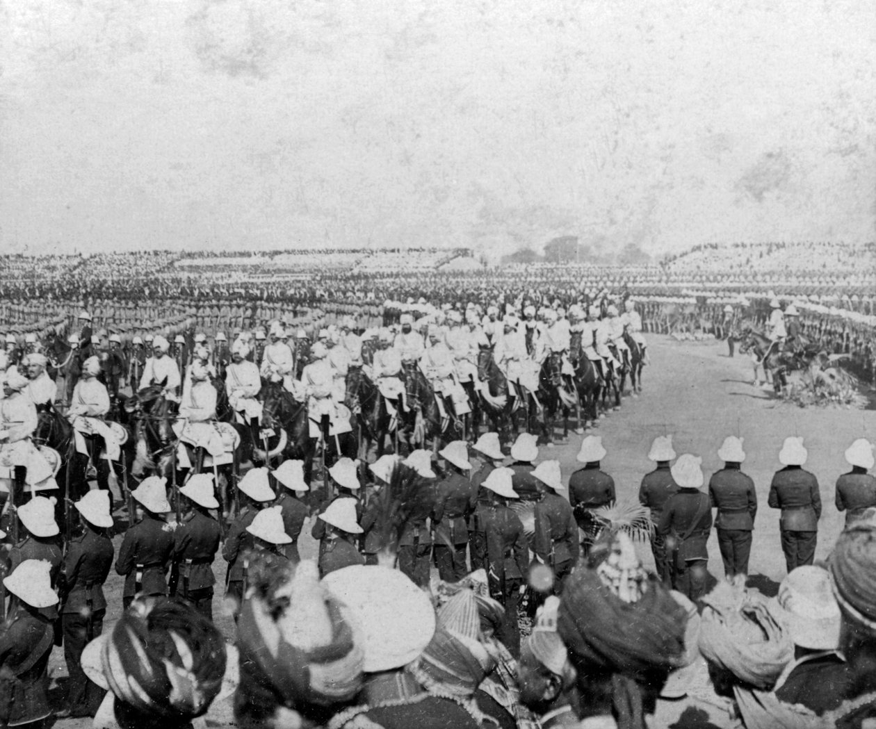 Imperial Cadet Corps doprovází svá veličenstva do arény Durbar, Dillí, Indie, 1903. od H. D. Girdwood