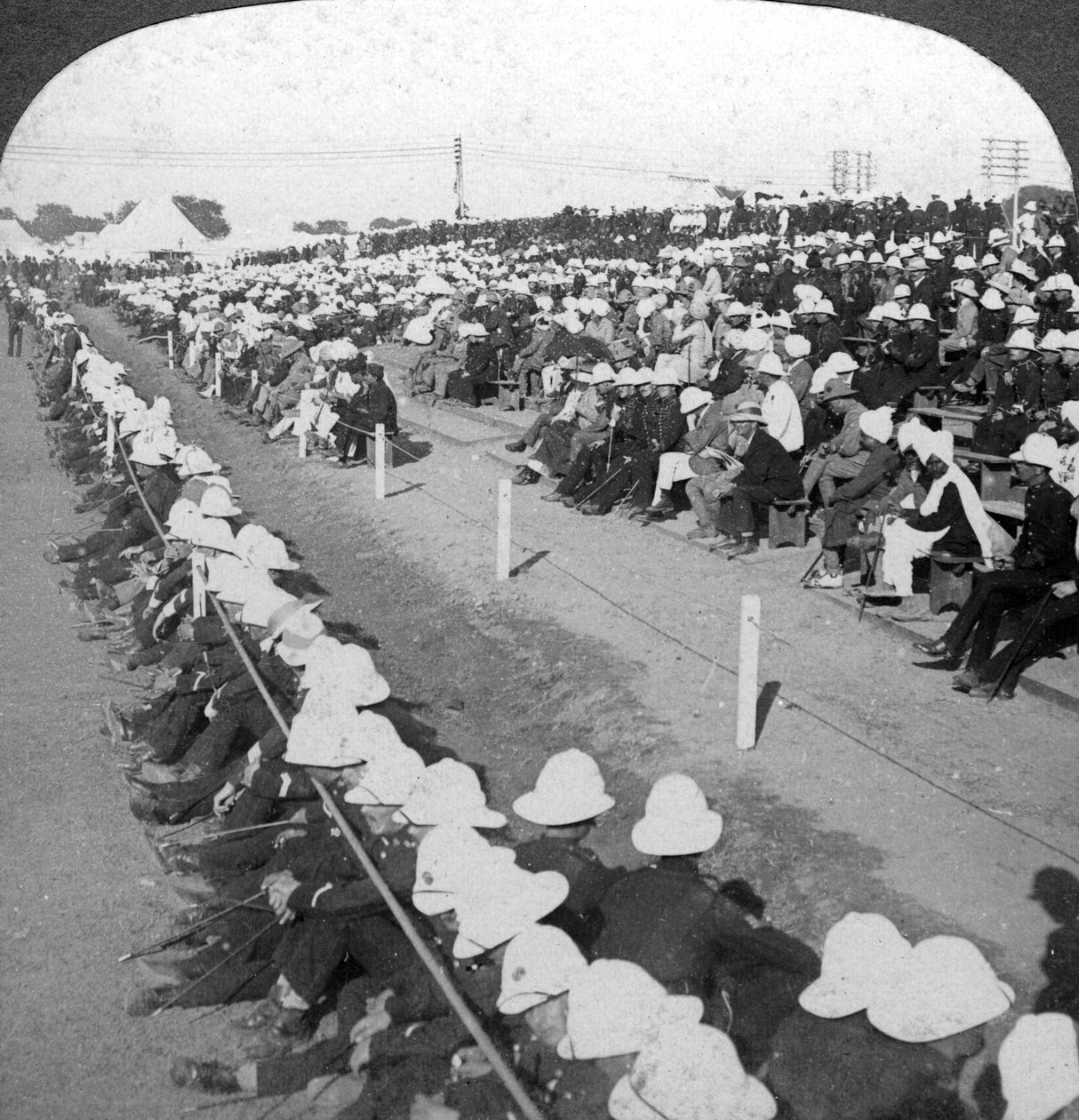 Sledování fotbalového zápasu mezi pluky Lancashire Fusiliers a Border, Dillí, 1910. od H. D. Girdwood