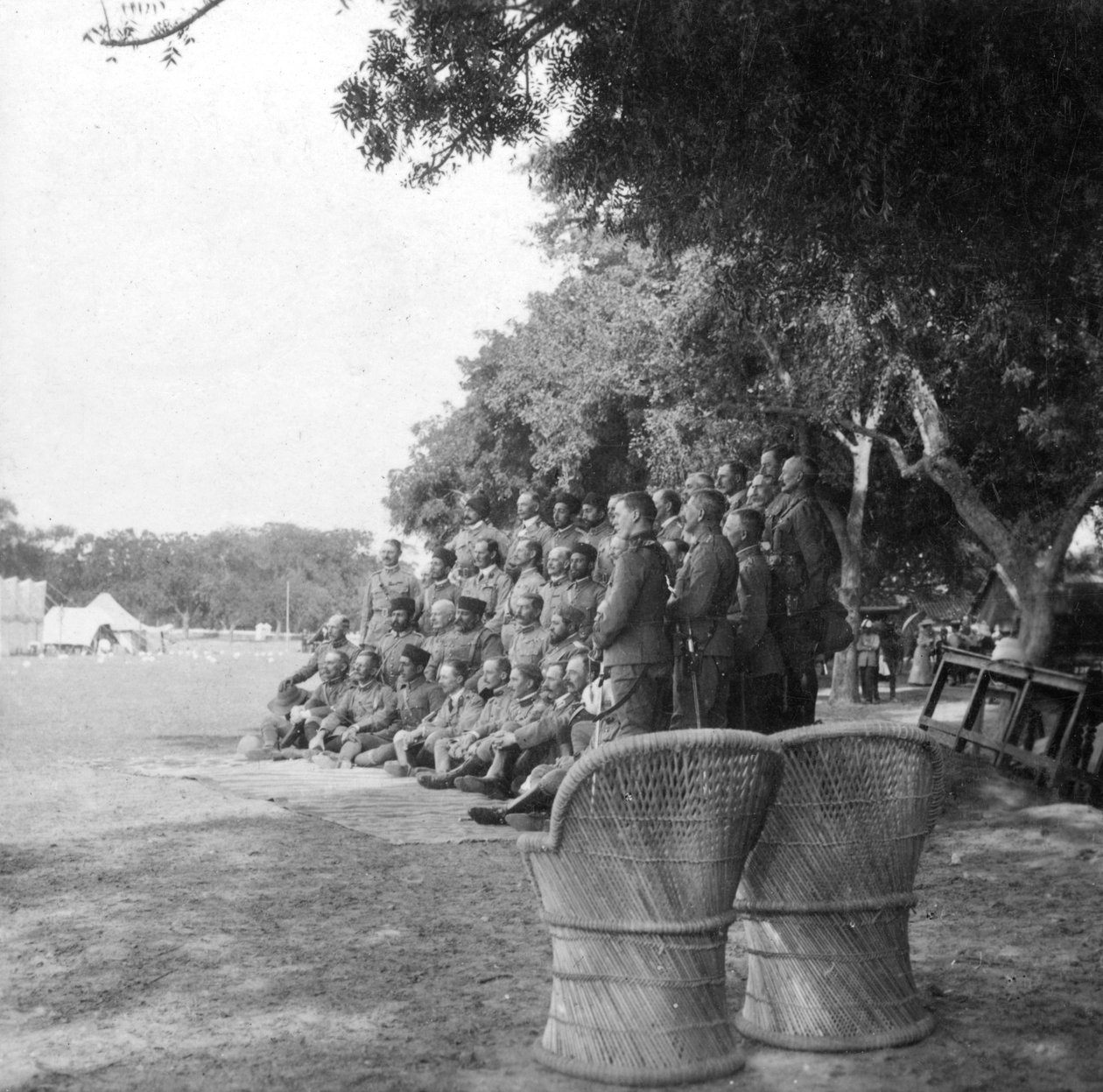 HM Amir, Lord Kitchener a zaměstnanci, Agra, Indie, 1900. od H. Hands and Son