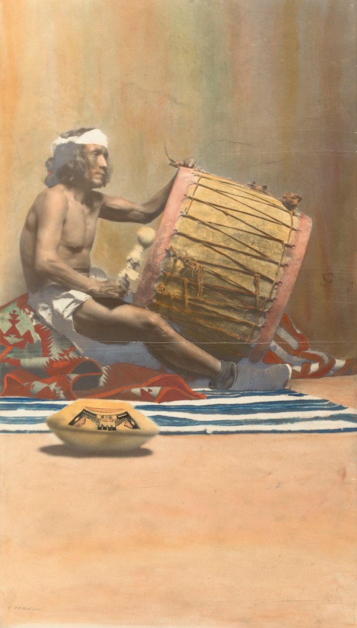Hudebník Hopi hrající na buben, n.d. od H. R. Robinson