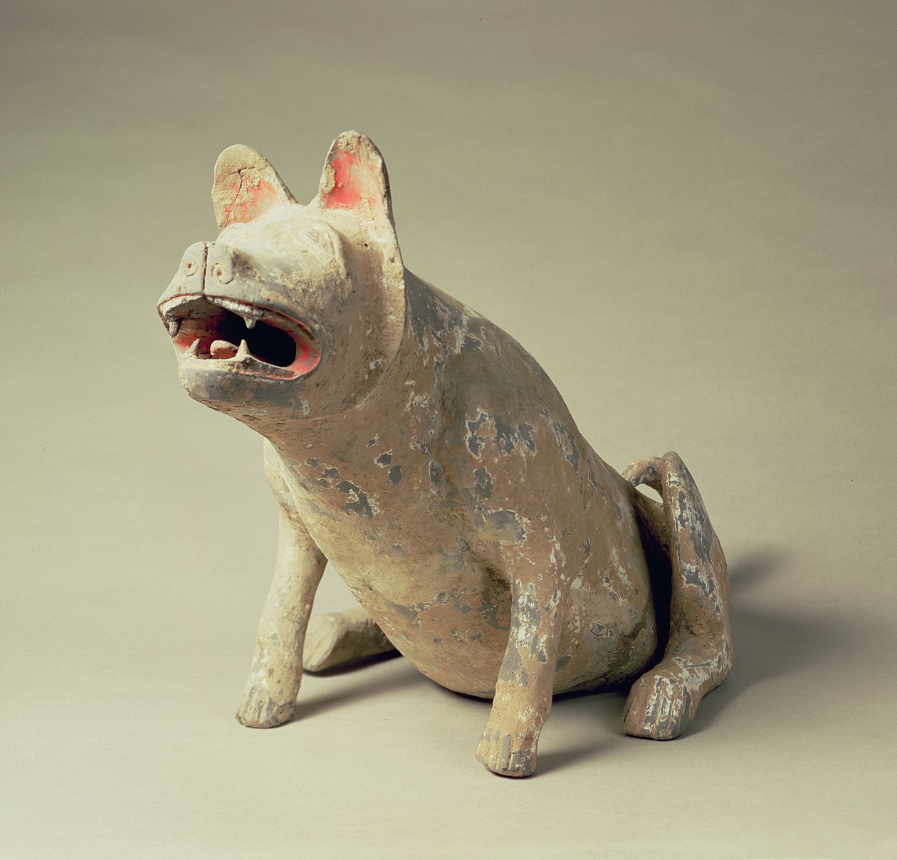 Raně čínský keramický sedící pes, hrobový artefakt, dynastie Chan, 206 př. n. l. - 220 n. l. (keramika) od Han Dynasty Chinese School