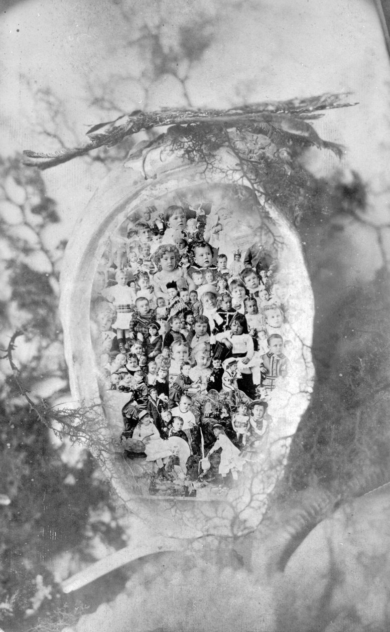 Kompozitní fotografie dětí překrývajících se ve ulitě, zhotovená ve stylu The Gems of British Columbia, c.1880 (bw photo) od Hannah Maynard