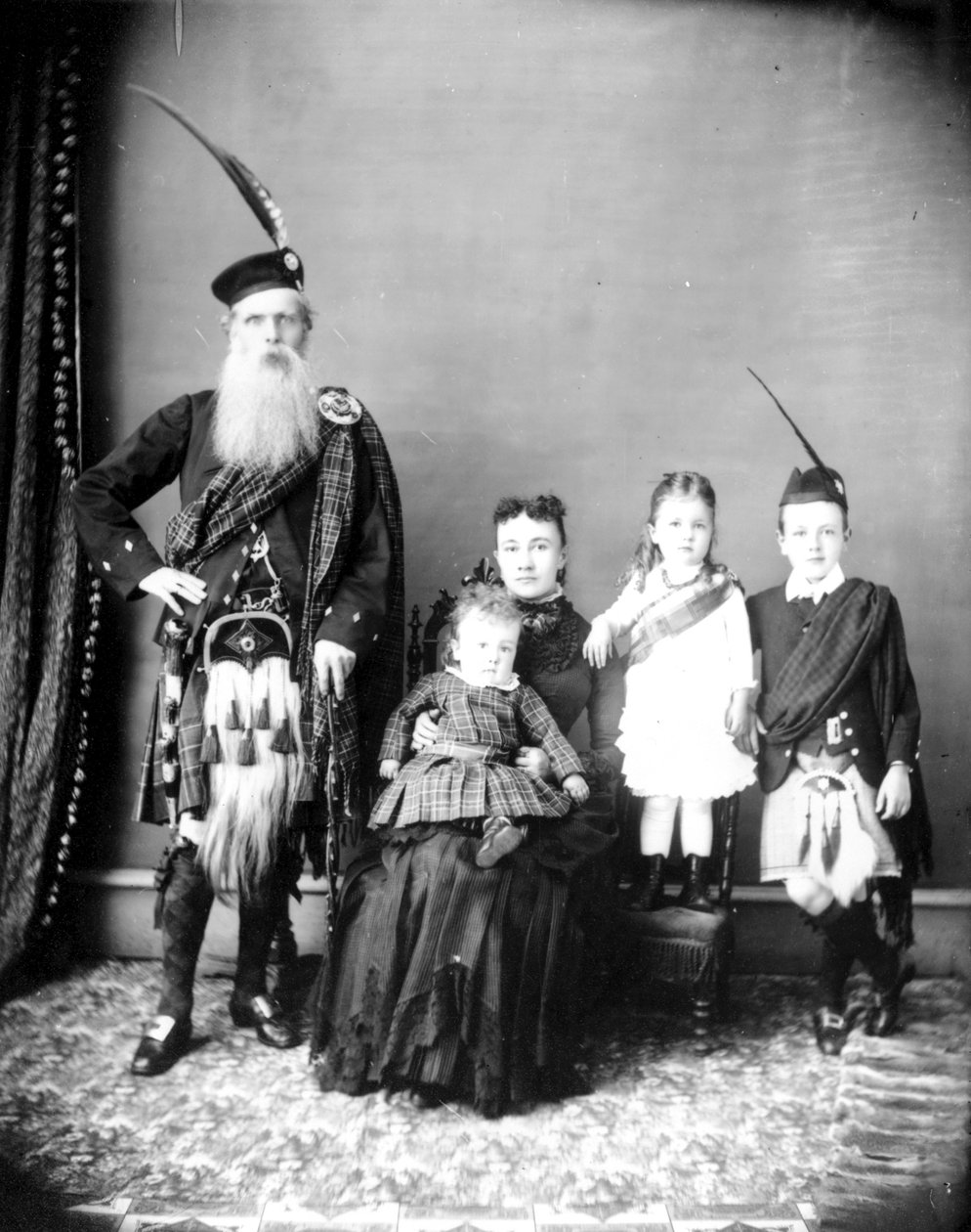 Buď Donald a Harriet Mackay a rodina, nebo Charles Ross s manželkou Catherine Tomou a dětmi, kolem roku 1885 (černobílá fotografie) od Hannah Maynard