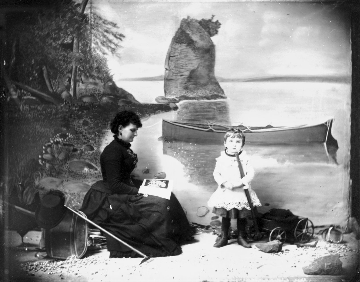 Hannah Maynard a malá dívka se svým vozem, 1884 (černobílá fotografie) od Hannah Maynard