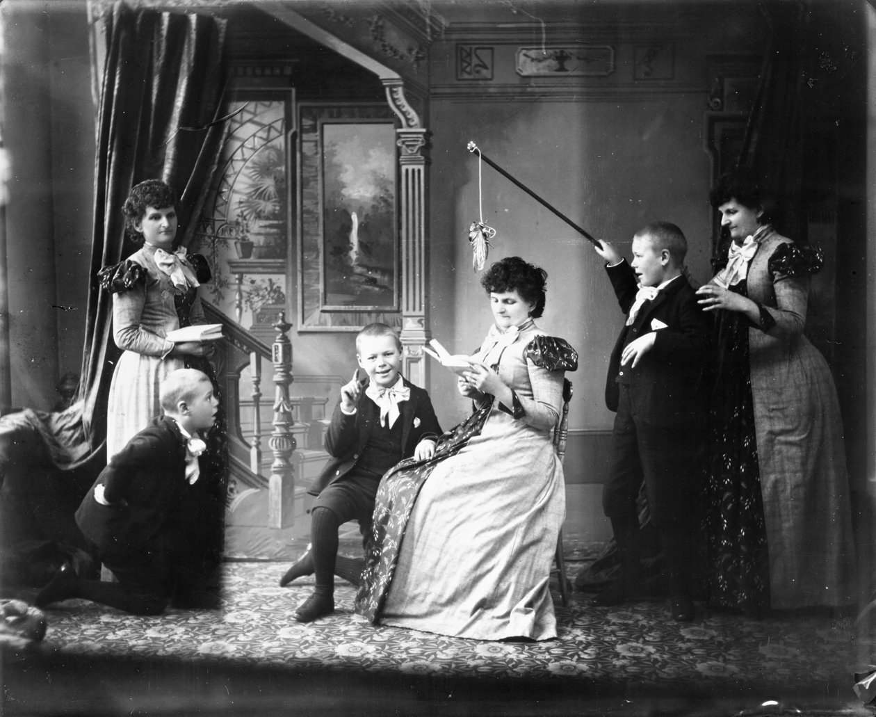 Hannah Maynard a její vnuk Maynard McDonald v několika pózách na složené fotografii, cca 1895 (černobílá fotografie) od Hannah Maynard
