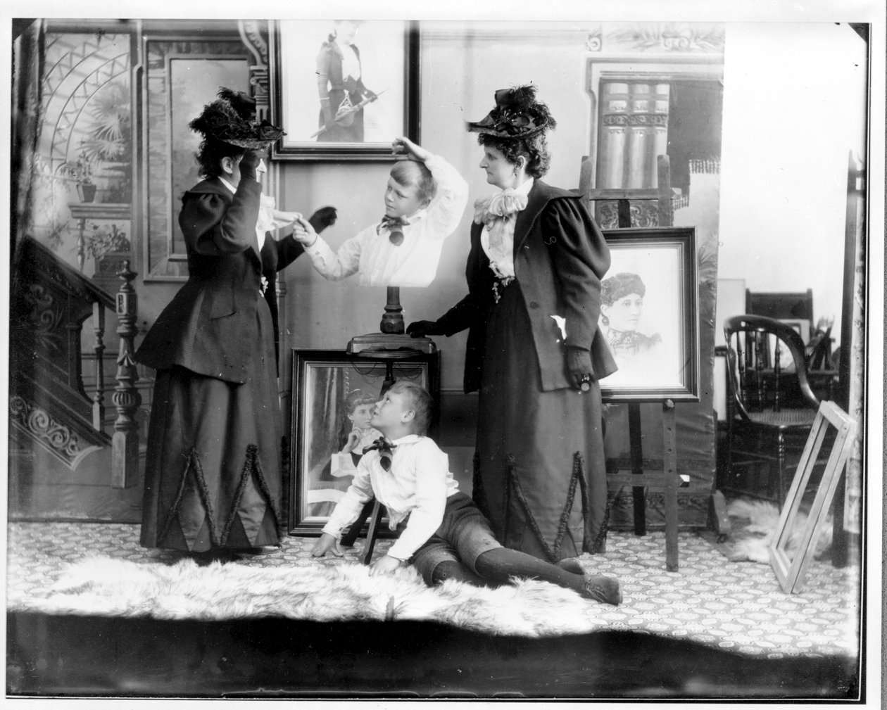 Vícenásobná expozice Hannah Hatherly Maynard a jejího vnuka Maynarda McDonalda, kolem roku 1893 (černobílá fotografie) od Hannah Maynard