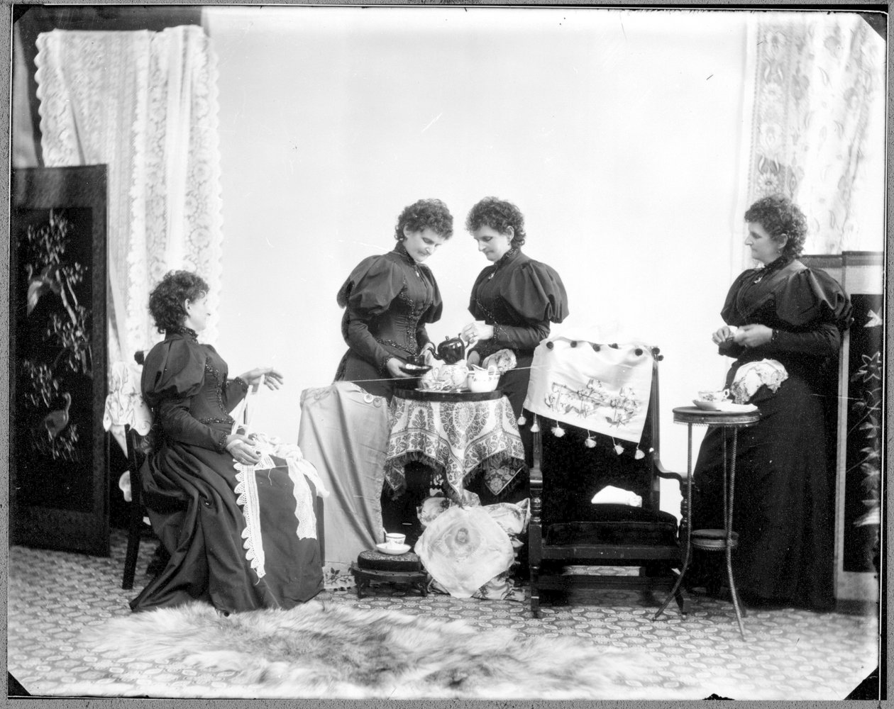 Vícenásobná expozice Hannah Maynard - dva mají čaj, jeden drží přadeno bavlny, jeden jej zvedne do klubíčka, cca 1895 (černobílá fotografie) od Hannah Maynard