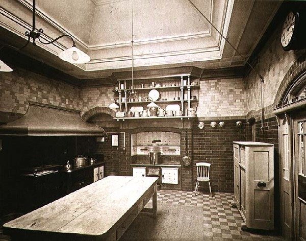 The Kitchen, Wickham Hall, Kent od Harold Palmer