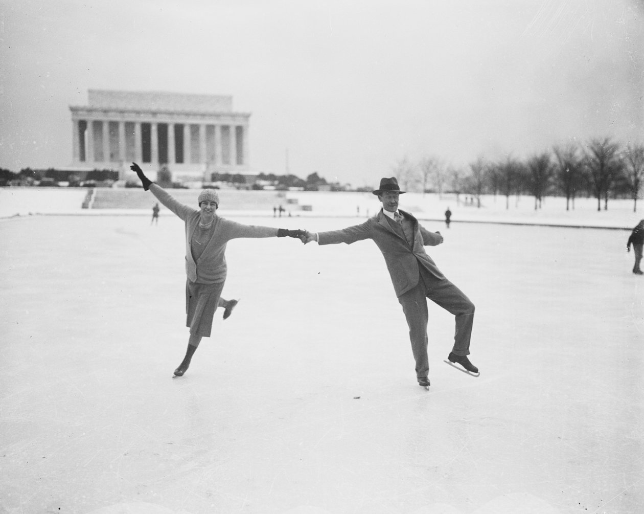 Pár bruslení v Tidal Basin, Washington DC, USA, leden 1930 (černobílá fotografie) od Harris & Ewing