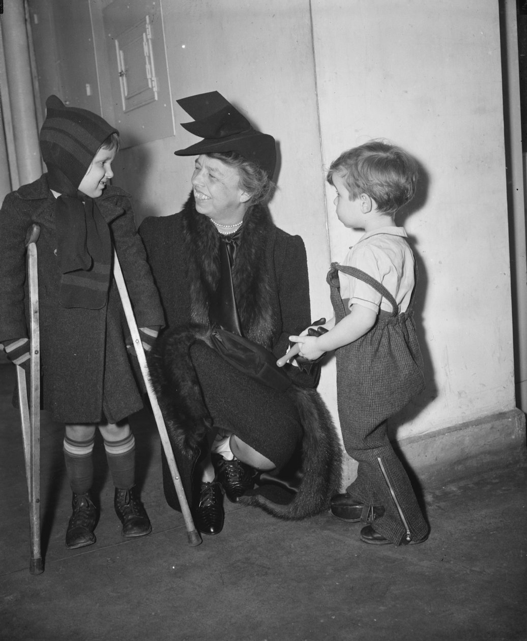 První dáma Eleanor Rooseveltová na návštěvě dětské nemocnice, Washington DC, USA, leden 1939 (černobílá fotografie) od Harris & Ewing