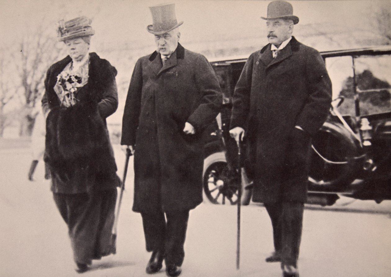 John Pierpont Morgan se svým synem a dcerou na vyšetřování Money Trust Investigation (sépiová fotografie) od Harris & Ewing