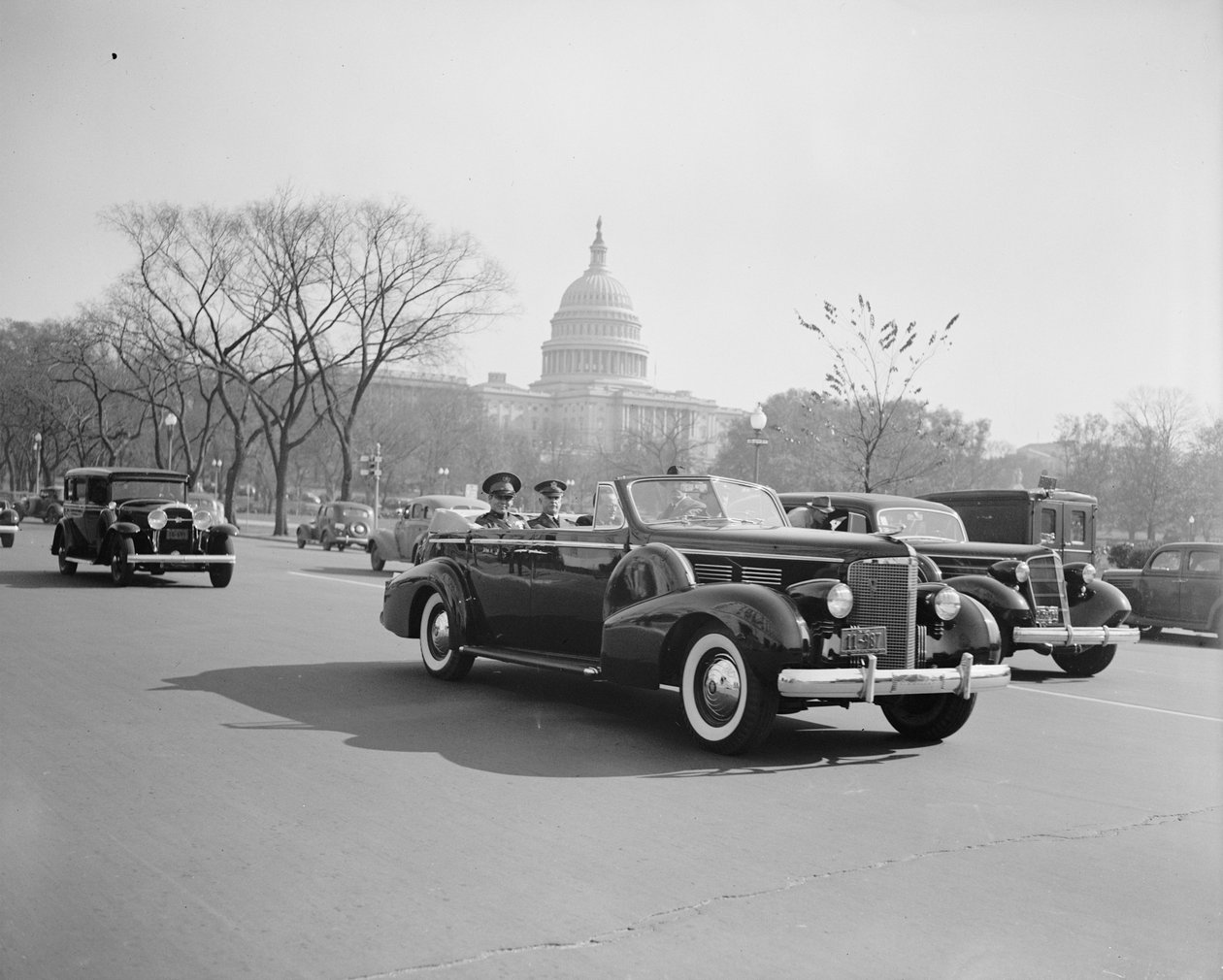 Kubánský diktátor Fulgencio Batista s náčelníkem generálního štábu americké armády Malin Craigovou ve Washingtonu DC od Harris & Ewing