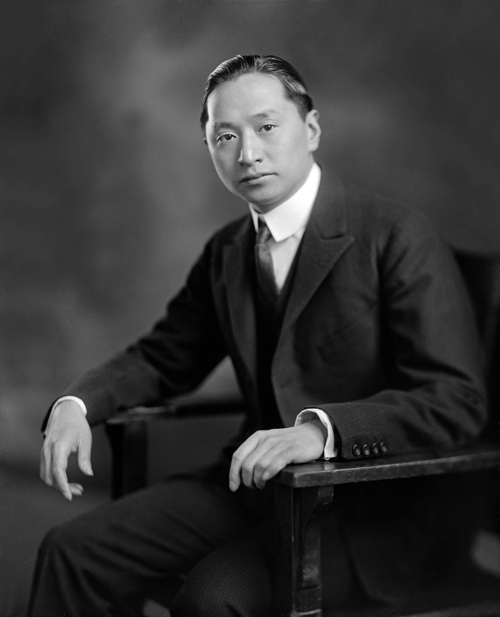 Vi Kyuin Wellington Koo (1887-1985) čínský diplomat, foto Harris & Ewing c. 1925 od Harris & Ewing