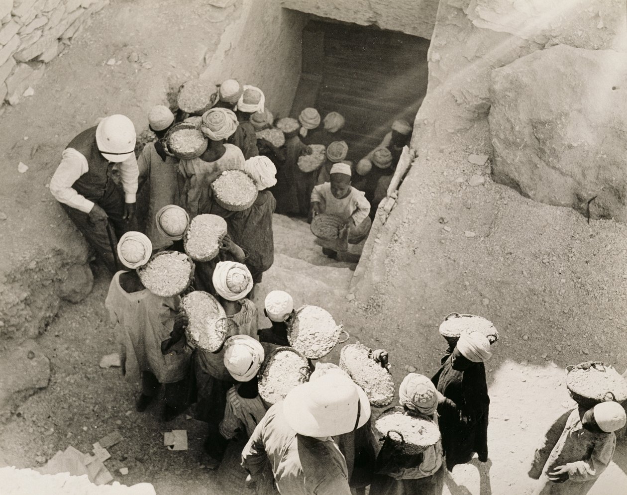 Zavírání hrobky Tutanchamona, Údolí králů, únor 1923 (želatinový stříbrný tisk) od Harry Burton