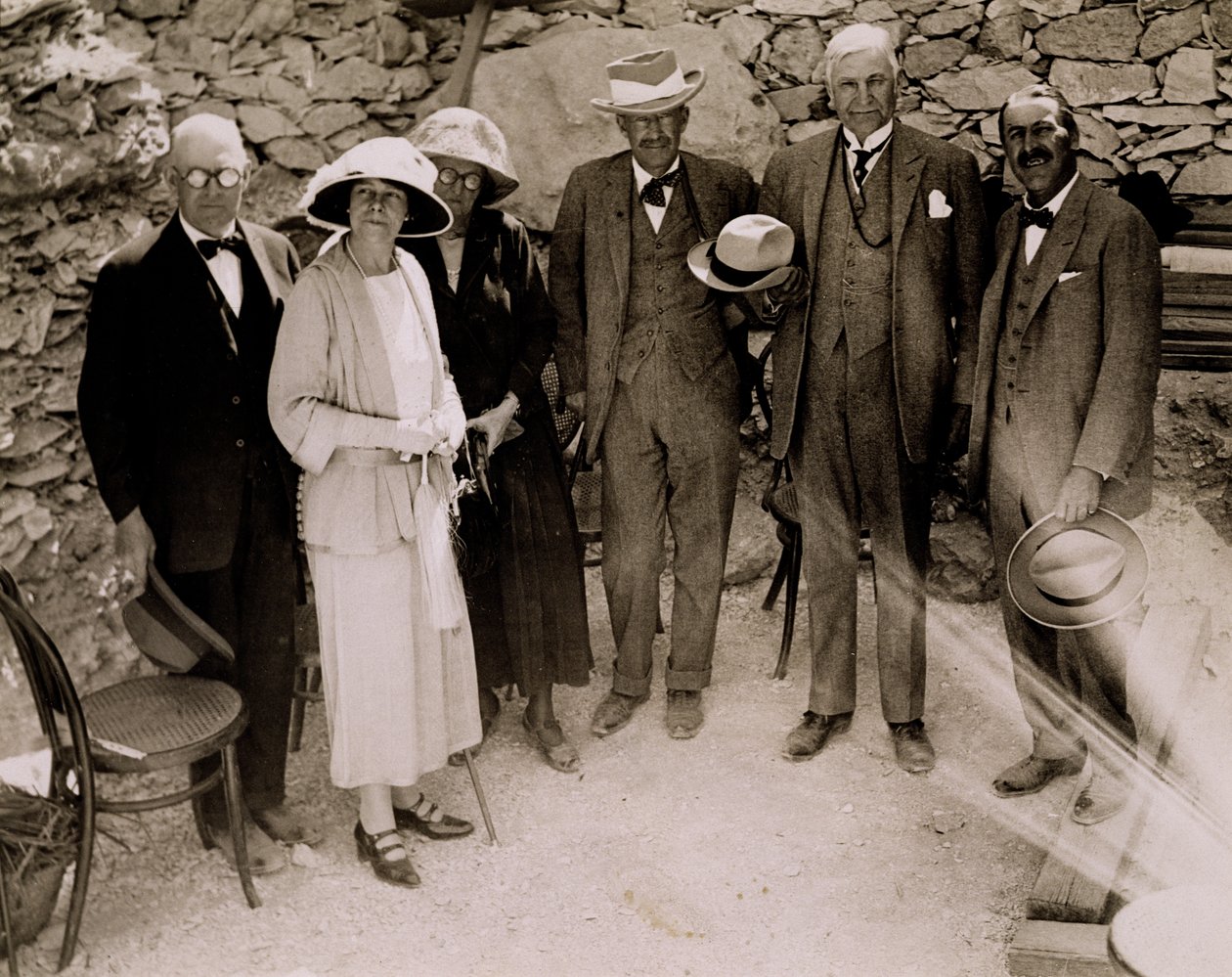 Howard Carter (1873-1939) a skupina Evropanů stojících vedle vykopávek Tutanchamonovy hrobky, Údolí králů (želatinový stříbrný tisk) od Harry Burton