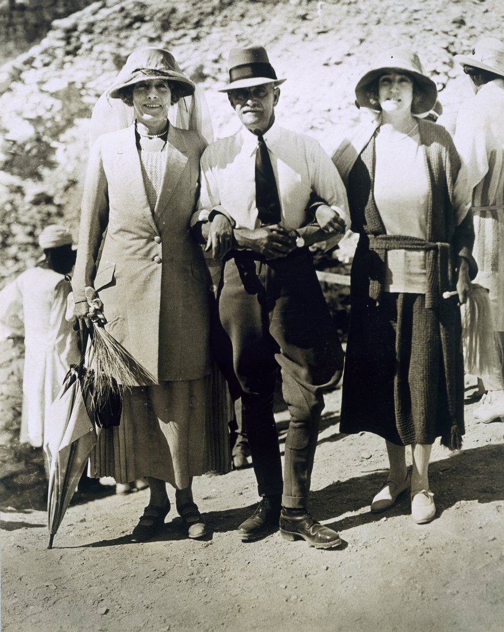 L až R: Lady Somerleyton, plukovník Watson Pasha a Hon. Lady Alexander u hrobky Tutanchamona, Údolí králů od Harry Burton
