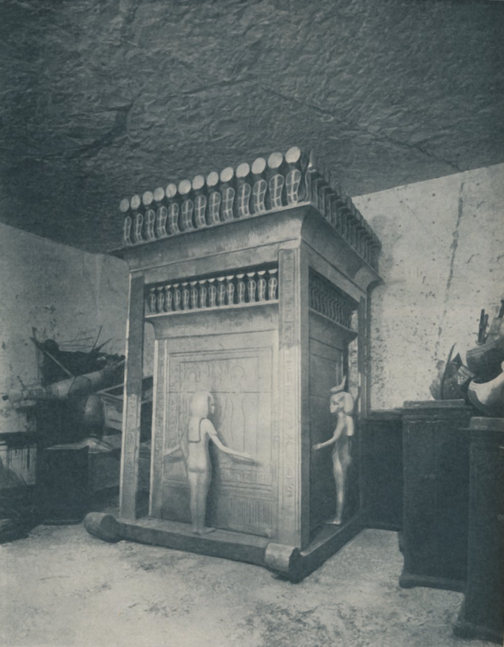 Bohatě vyřezávaná Canopic Shrine třpytící se zlatem, c1935 od Harry Burton
