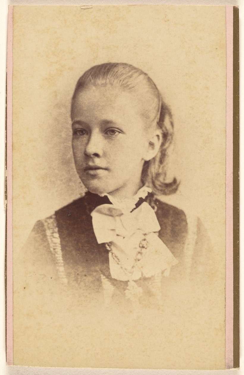[Neznámá mladá dívka, vytištěno ve stylu viněty] od Hastings and White and Fisher
