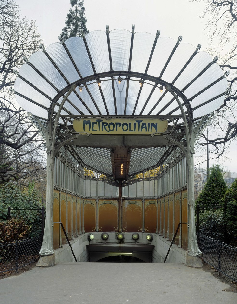 Secesní architektura: vchod do stanice metra Porte Dauphine v Paříži. Navrhl architekt Hector Guimard (1867-1942). DR od Hector Guimard