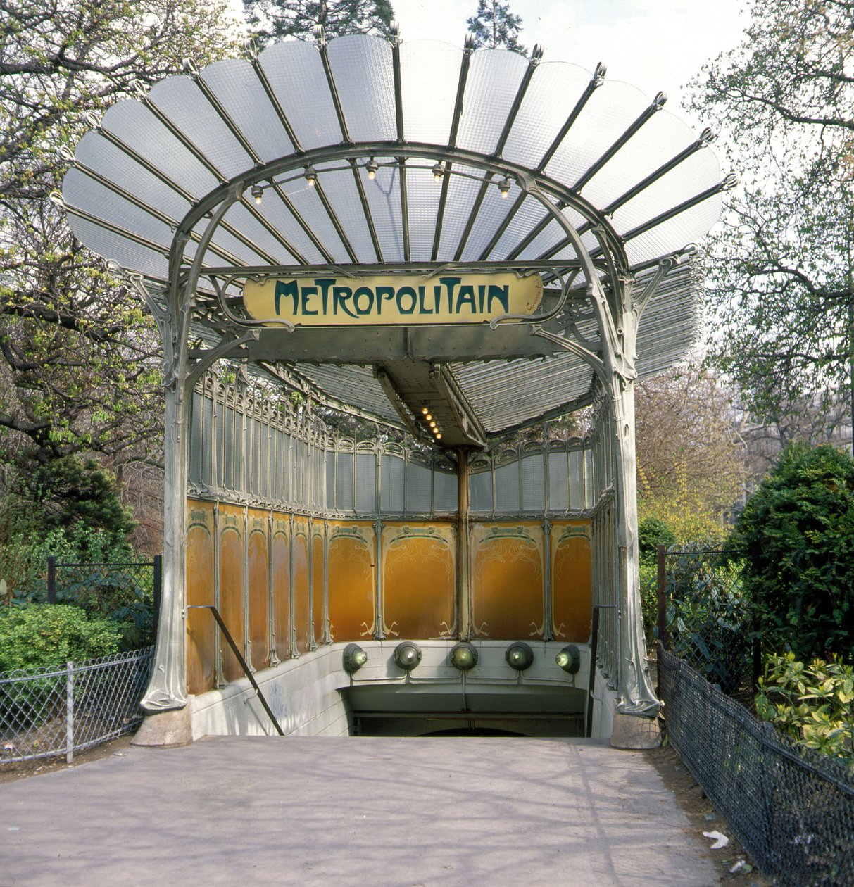 Porte Dauphine, stanice metra, architektura Guimard. od Hector Guimard