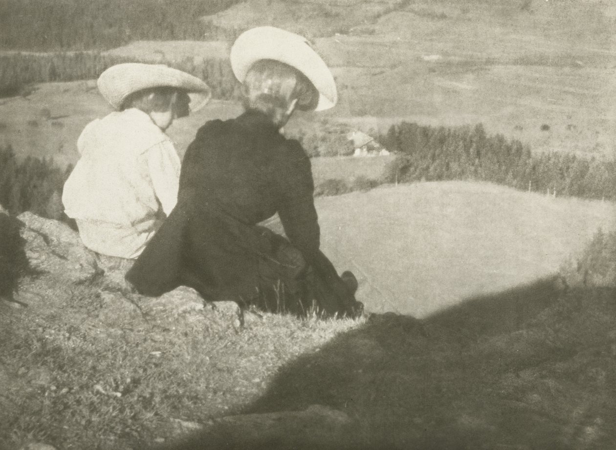 Pole v Birgitz (Hans a Mary sedí), kolem roku 1908 (gumový bichromátový tisk) od Heinrich Kuhn