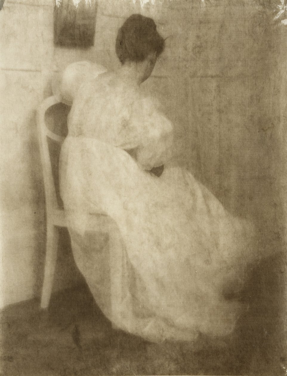 Mary Warner na bílé židli, kolem roku 1910 (guma bichromát přes platinu tisk) od Heinrich Kuhn