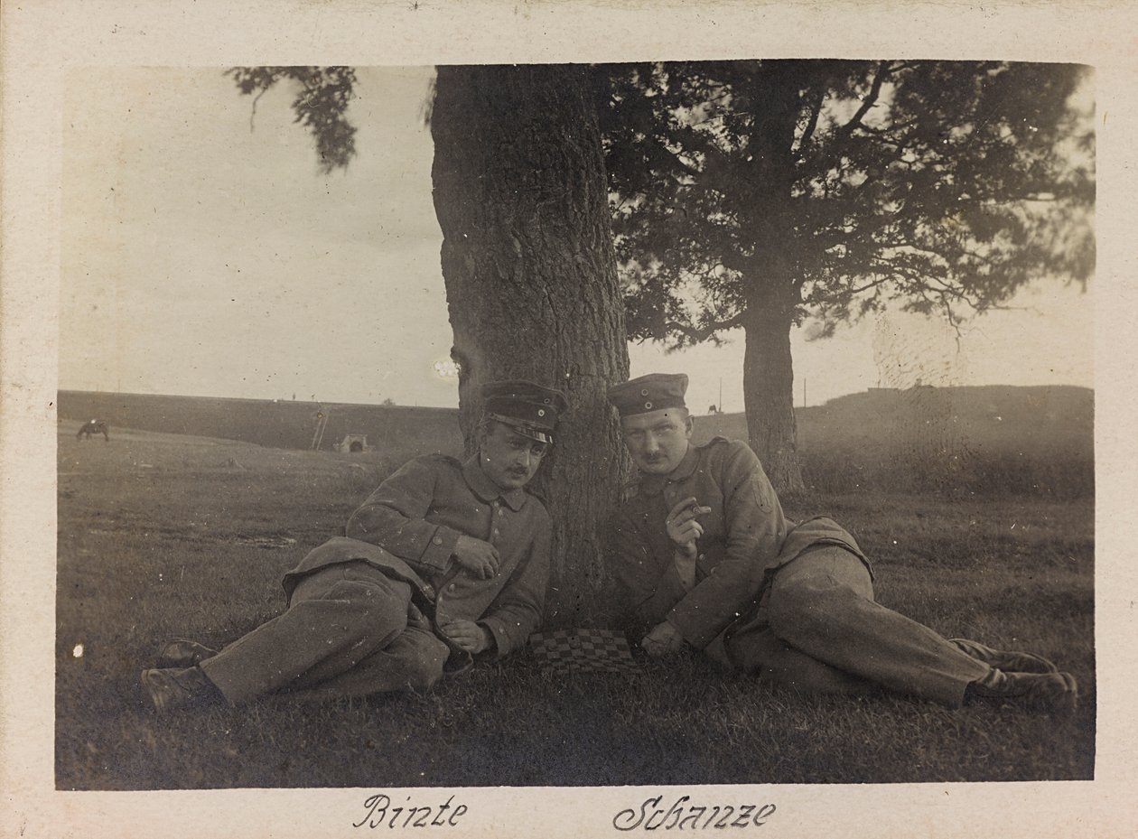 První světová válka: „Ukrajina v letech 1914-1916 během invaze německé armády. Dva vojáci ve chvíli odpočinku (černobílá fotografie) od Heldenfriedhof Dsessentniki (attr. to)