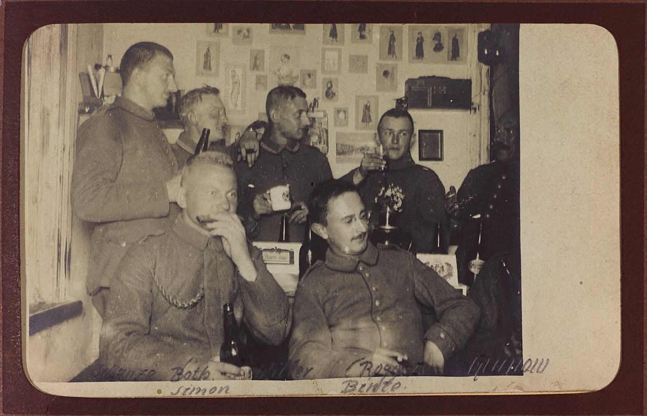 První světová válka: „Ukrajina v letech 1914-1916 během invaze německé armády. Skupina vojáků v době odpočinku (černobílá fotografie) od Heldenfriedhof Dsessentniki (attr. to)