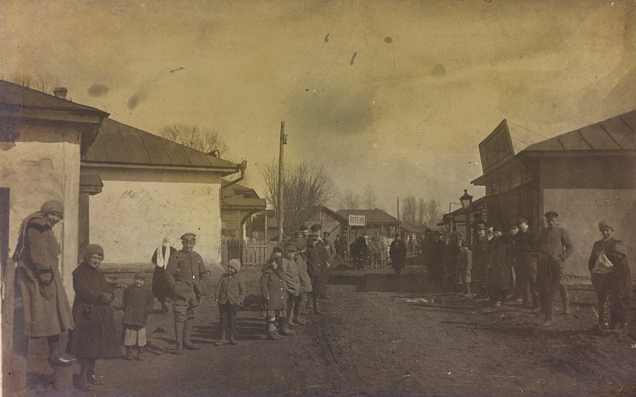 První světová válka: „Ukrajina v letech 1914-1916 během invaze německé armády. Vojáci a civilisté na ulici města (černobílá fotografie) od Heldenfriedhof Dsessentniki (attr. to)