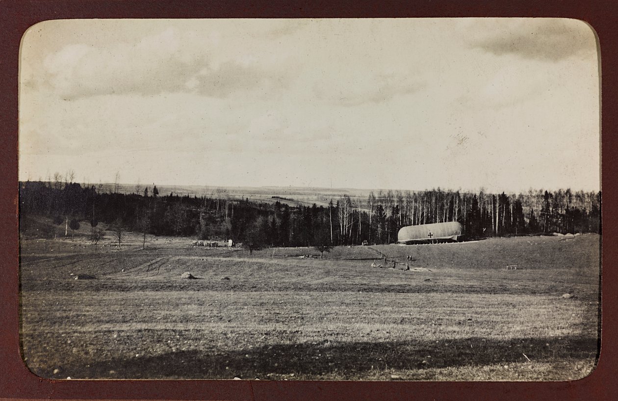 První světová válka: „Ukrajina v letech 1914-1916 během invaze německé armády. Vojenská struktura na venkově (č/b foto) od Heldenfriedhof Dsessentniki (attr. to)
