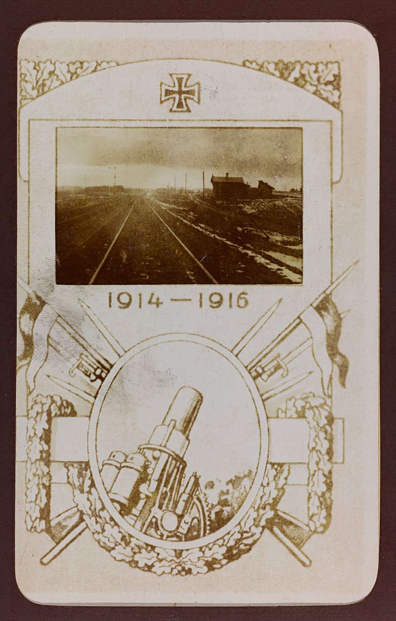 První světová válka: „Ukrajina v letech 1914-1916 během invaze německé armády. Železniční tratě (černobílá fotografie) od Heldenfriedhof Dsessentniki (attr. to)