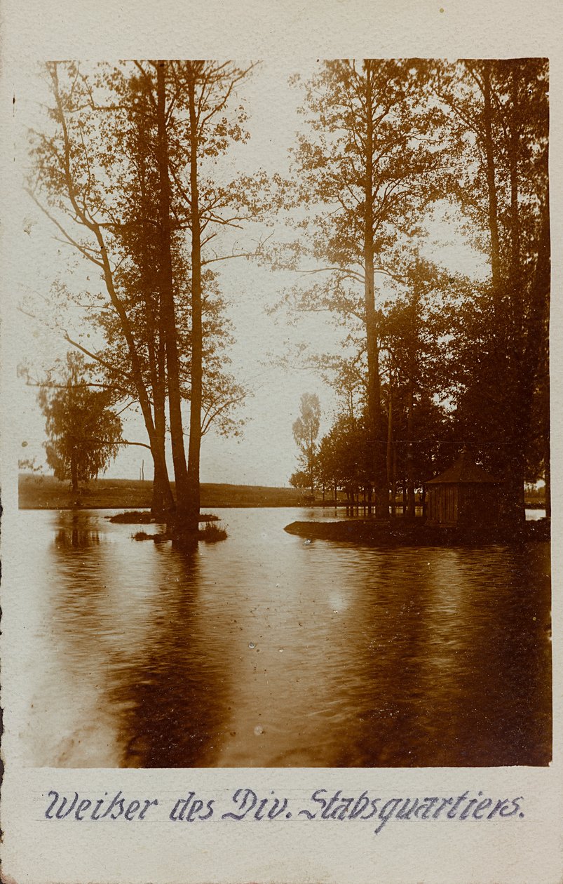 První světová válka: „Ukrajina v letech 1914-1916 během invaze německé armády. Krajina s řekou (černobílá fotografie) od Heldenfriedhof Dsessentniki (attr. to)