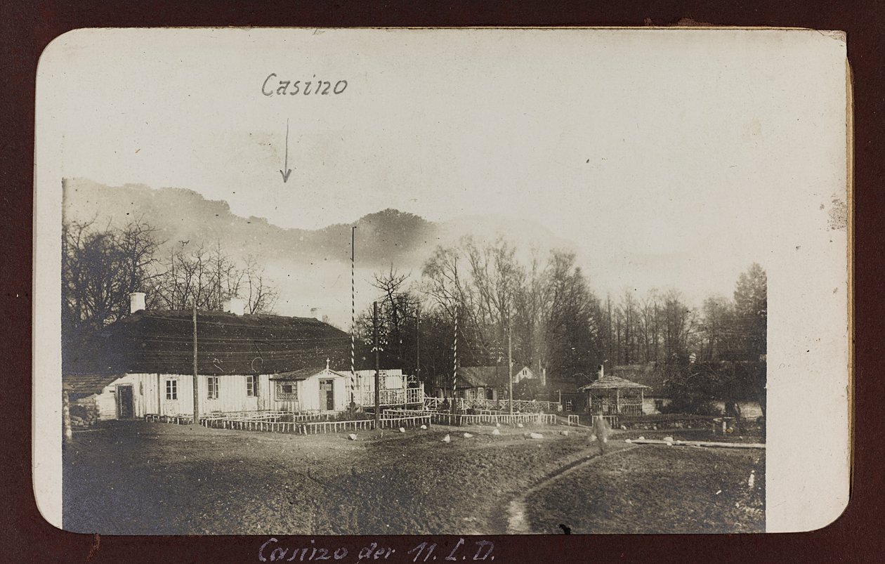 První světová válka: „Ukrajina v letech 1914-1916 během invaze německé armády. Budova s názvem Casino (černobílá fotografie) od Heldenfriedhof Dsessentniki (attr. to)