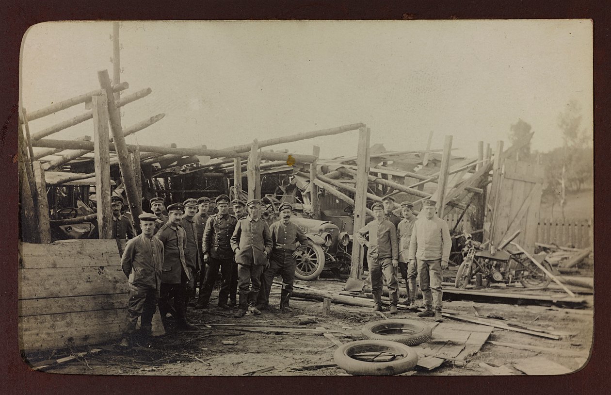První světová válka: „Ukrajina v letech 1914-1916 během invaze německé armády. Skupina vojáků (č/b foto) od Heldenfriedhof Dsessentniki (attr. to)