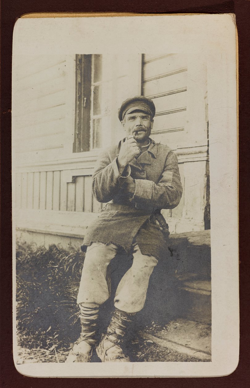První světová válka: „Ukrajina v letech 1914-1916 během invaze německé armády. Portrét muže (černobílá fotografie) od Heldenfriedhof Dsessentniki (attr. to)