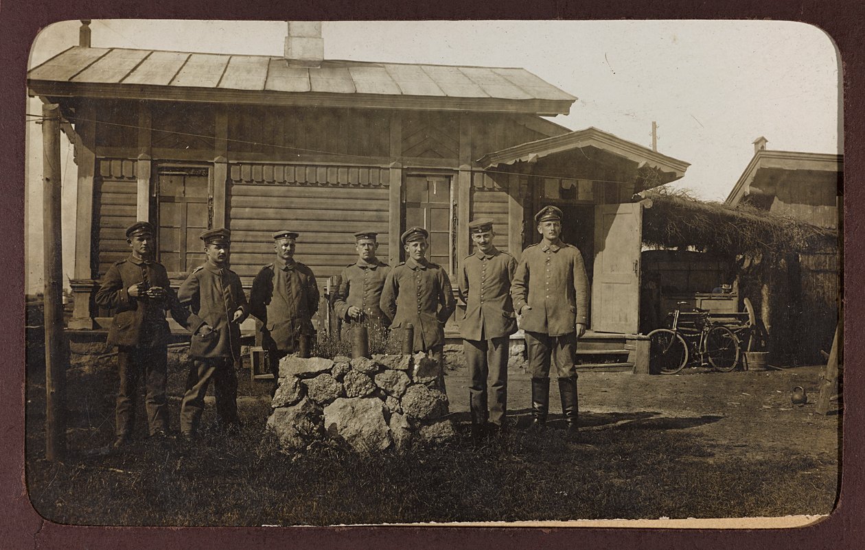 První světová válka: „Ukrajina v letech 1914-1916 během invaze německé armády. Portrét skupiny (černobílá fotografie) od Heldenfriedhof Dsessentniki (attr. to)
